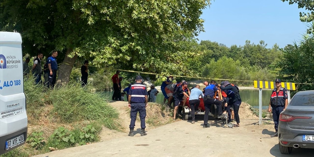 Irmağa düşen topu almak isterken akıntıya kapılan gençten acı haber