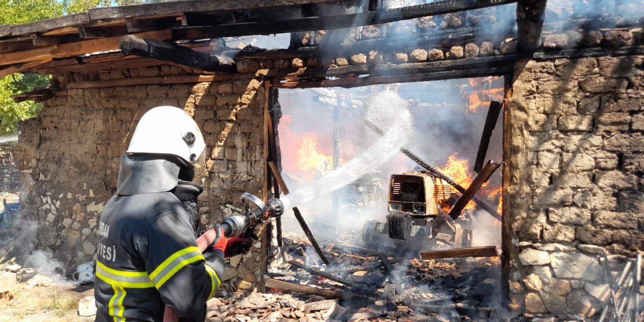 2 traktör ve 1,5 ton buğday yandı