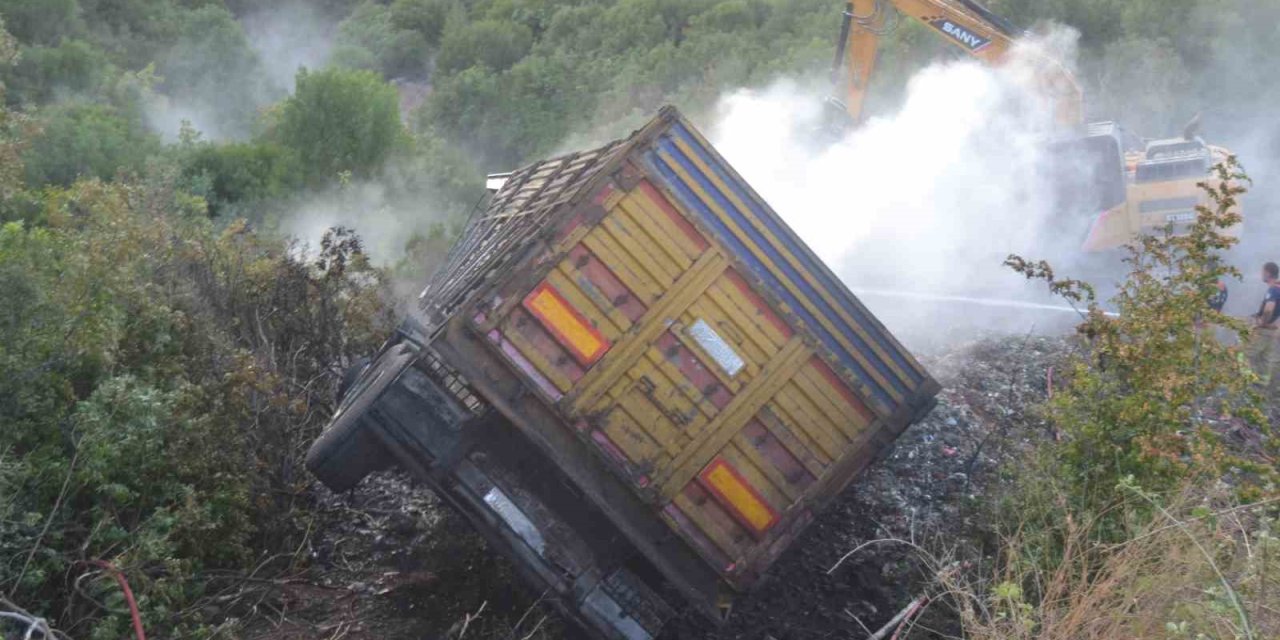 Alev alan kamyon şarampole uçtu, yangın ormana sıçramadan söndürüldü