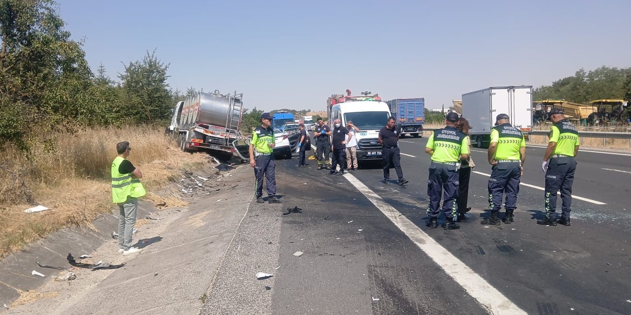 Kamyon ile otomobil çarpıştı: 4 ölü