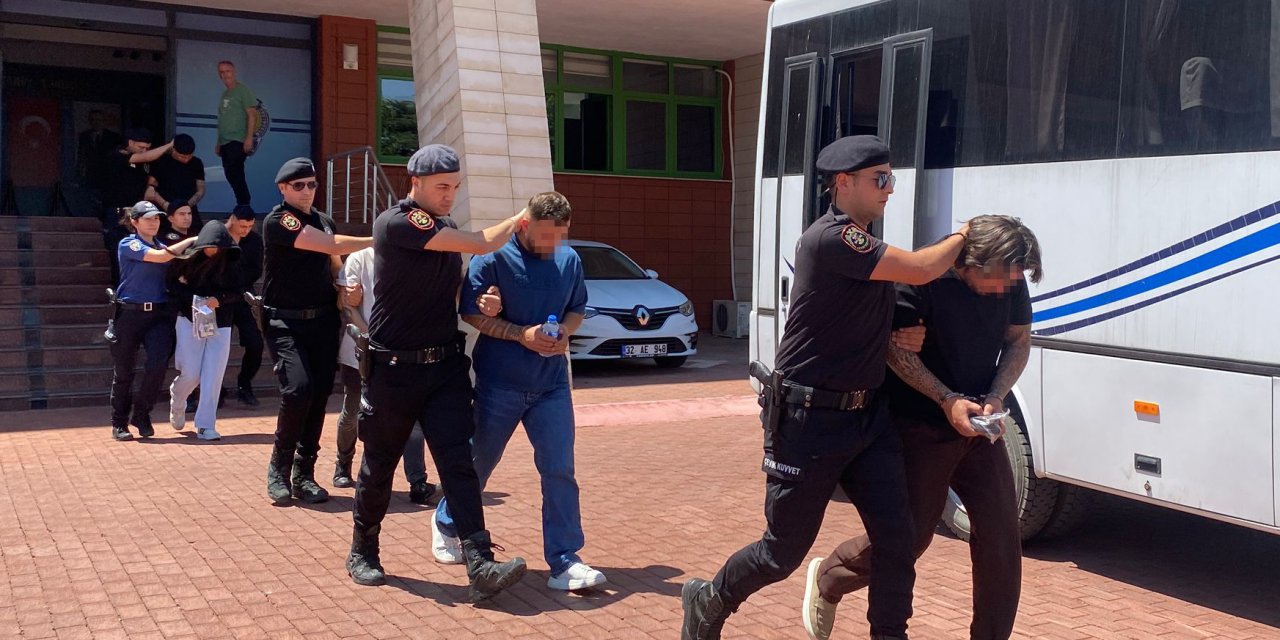 Silahlı 'yan bakma' kavgası; 3 yaralı, 2 tutuklama