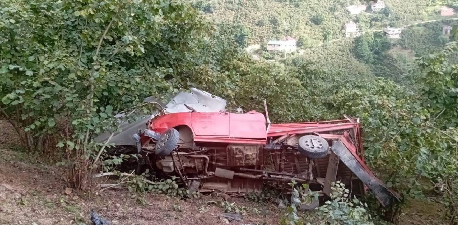 Tarım işçilerini taşıyan kamyonet şarampole yuvarlandı; 1 ölü, 9 yaralı