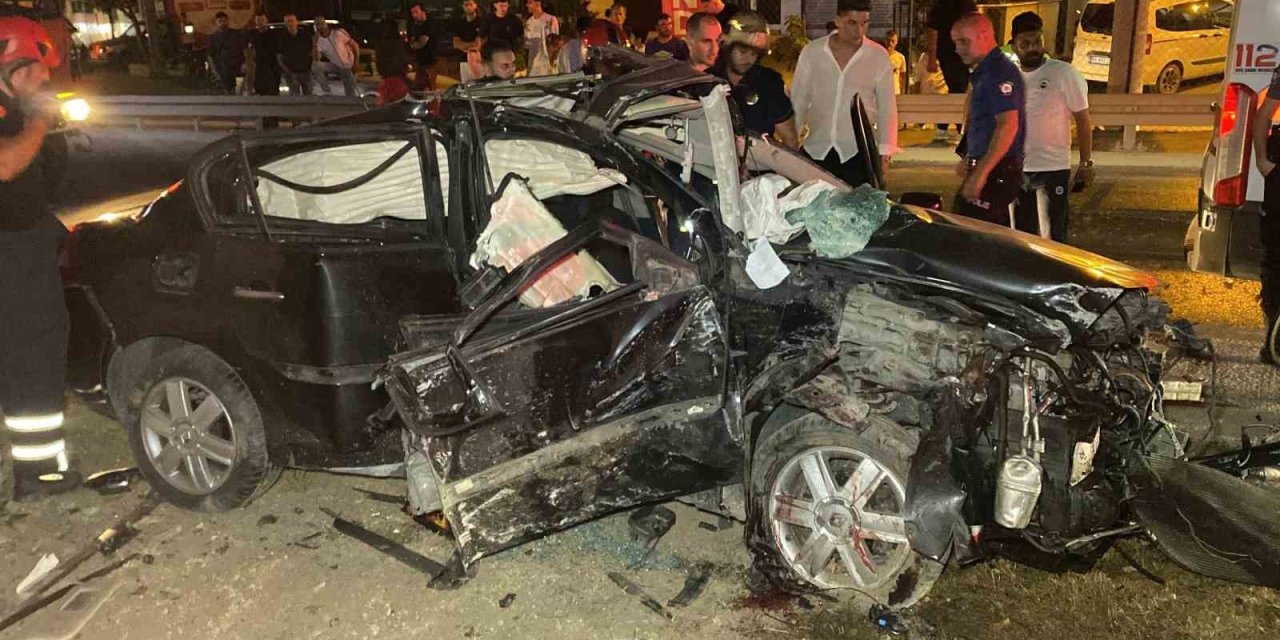 Köprü ayağına çarpan otomobil hurdaya döndü: 2 ağır yaralı