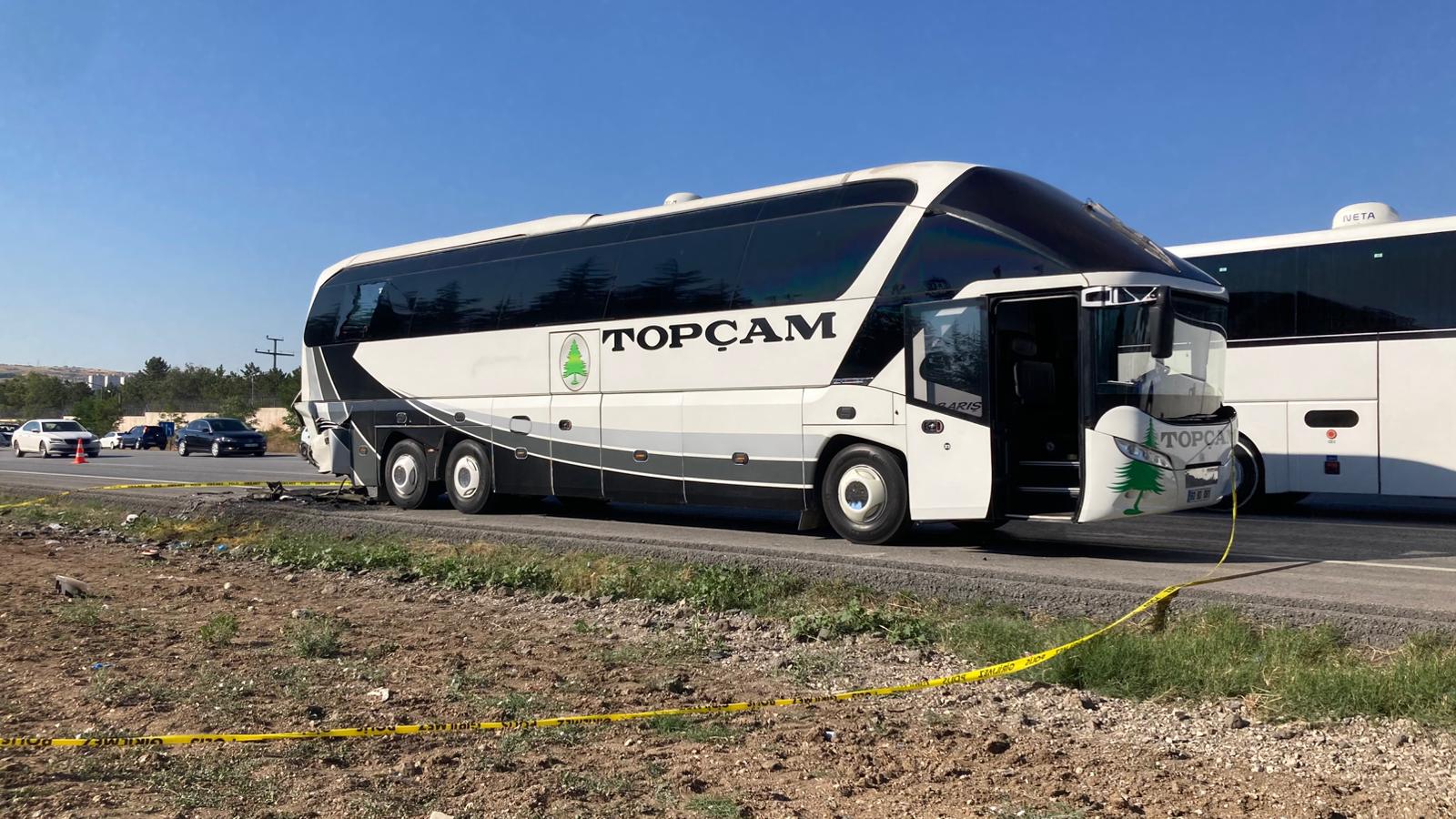 Kamyonet yolcu otobüsüne çarptı; 2 ölü,1 yaralı