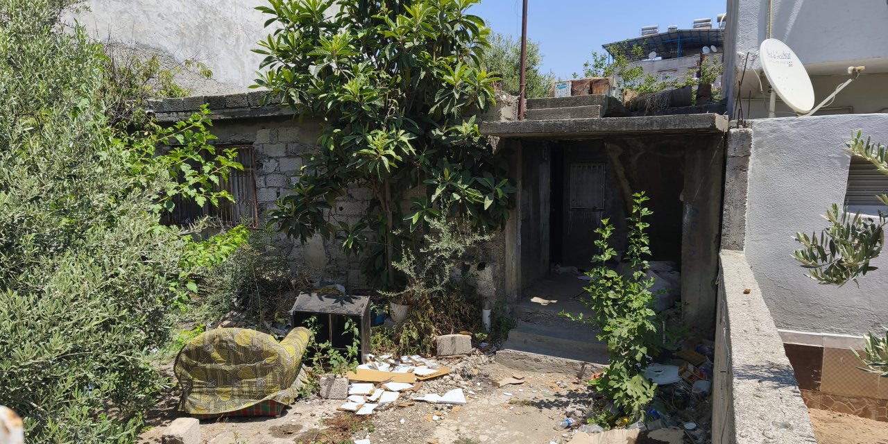 Para vermeyen annesini sopayla döverek öldürdü