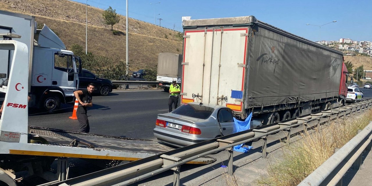 Otomobil, TIR’a çarptı: 1 ölü, 1 yaralı