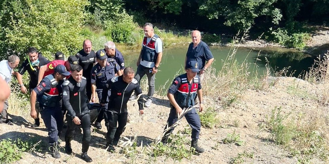 Serinlemek için gölete giren 2 kişi boğuldu