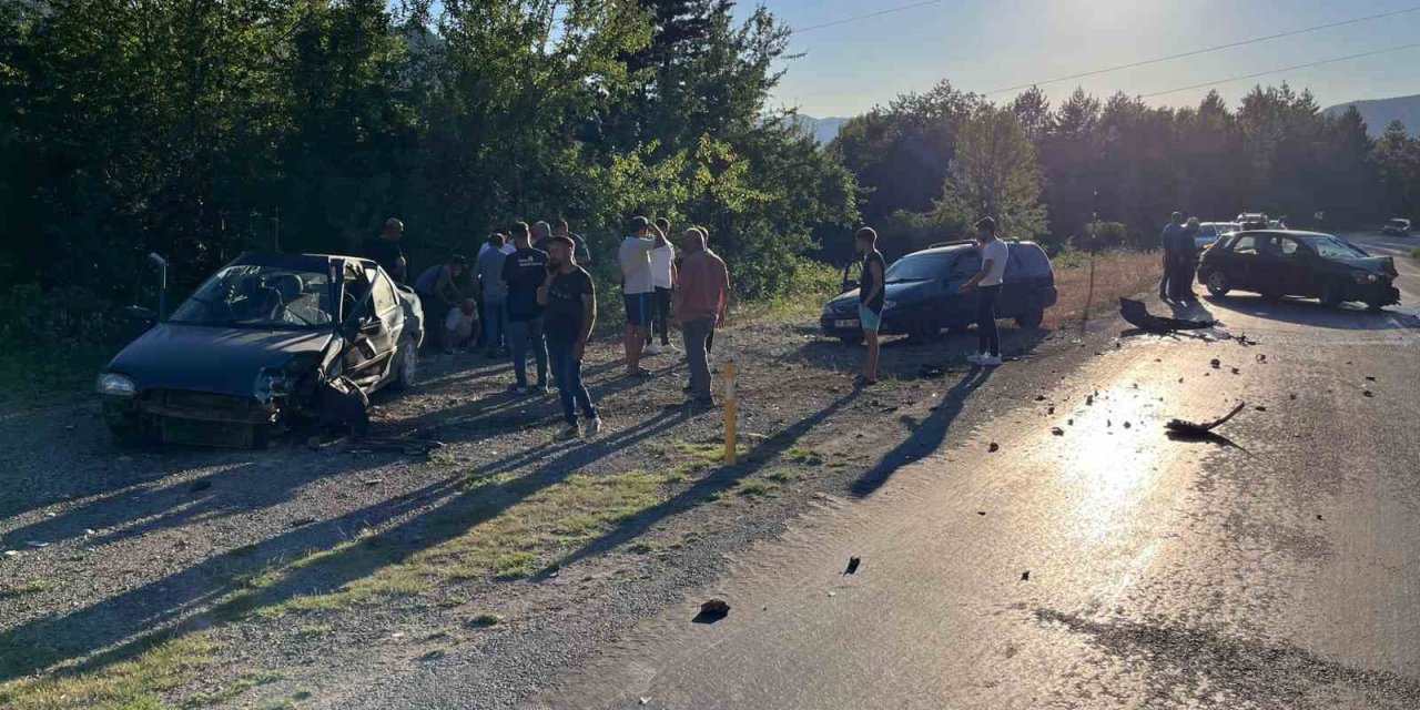 İki otomobil kafa kafaya çarpıştı: 4 yaralı