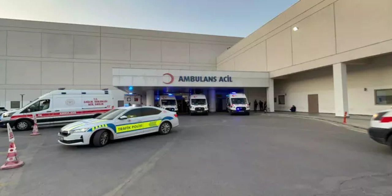 Kamyonla çarpışan otomobildeki 2 polis yaralandı