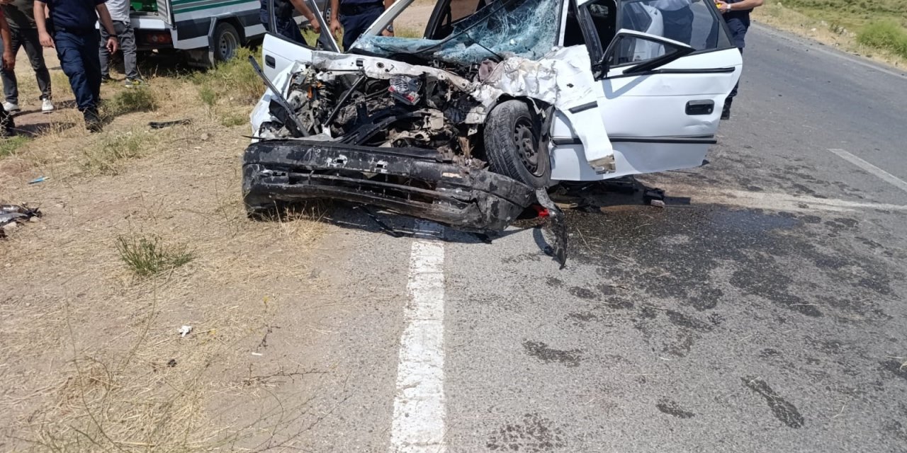 Otomobille kamyonet çarpıştı: 1 ölü, 3 yaralı