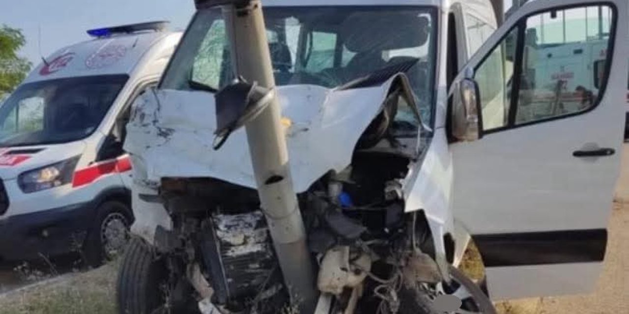 Minibüs ile otomobil çarpıştı: 13 yaralı