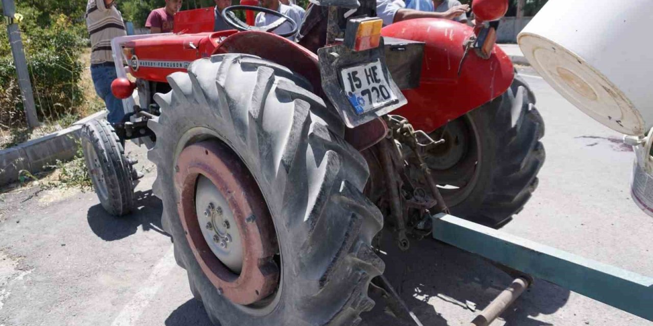 Hafif ticari araç ile traktör çarpıştı: 7 kişi yaralandı