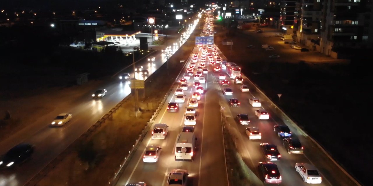 Yaz tatili sona erdi... 43 ilin geçiş noktasında trafik yoğunluğu
