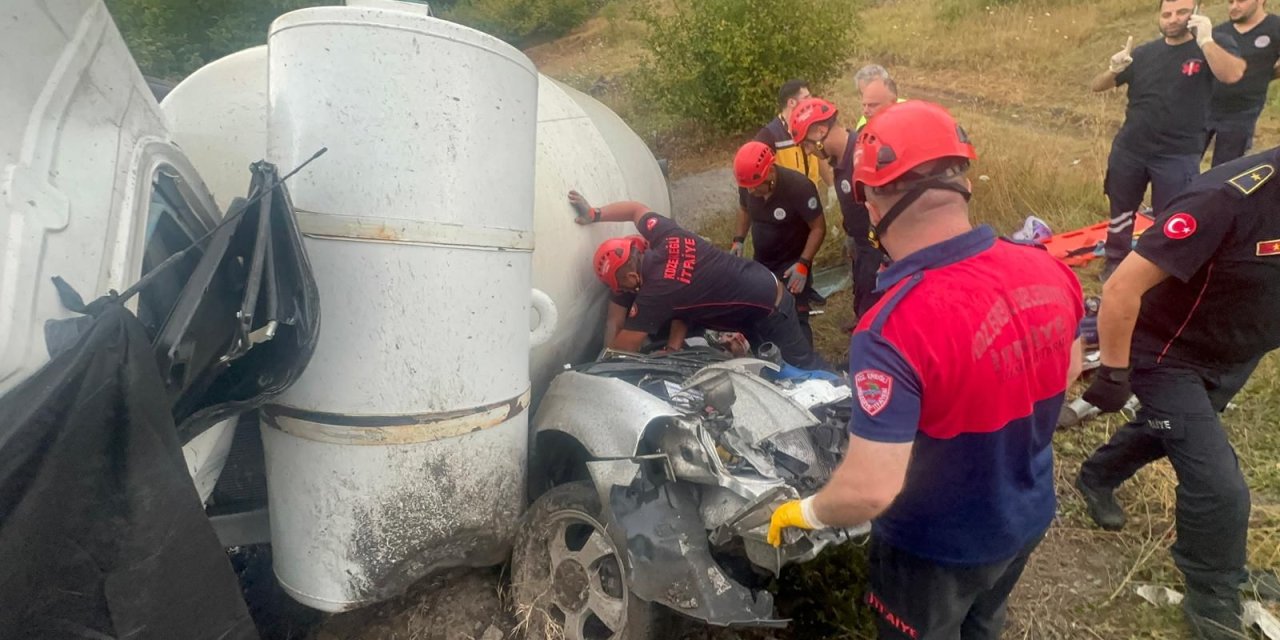 Beton mikseri, otomobilin üzerine devrildi; 1 ölü, 1 yaralı