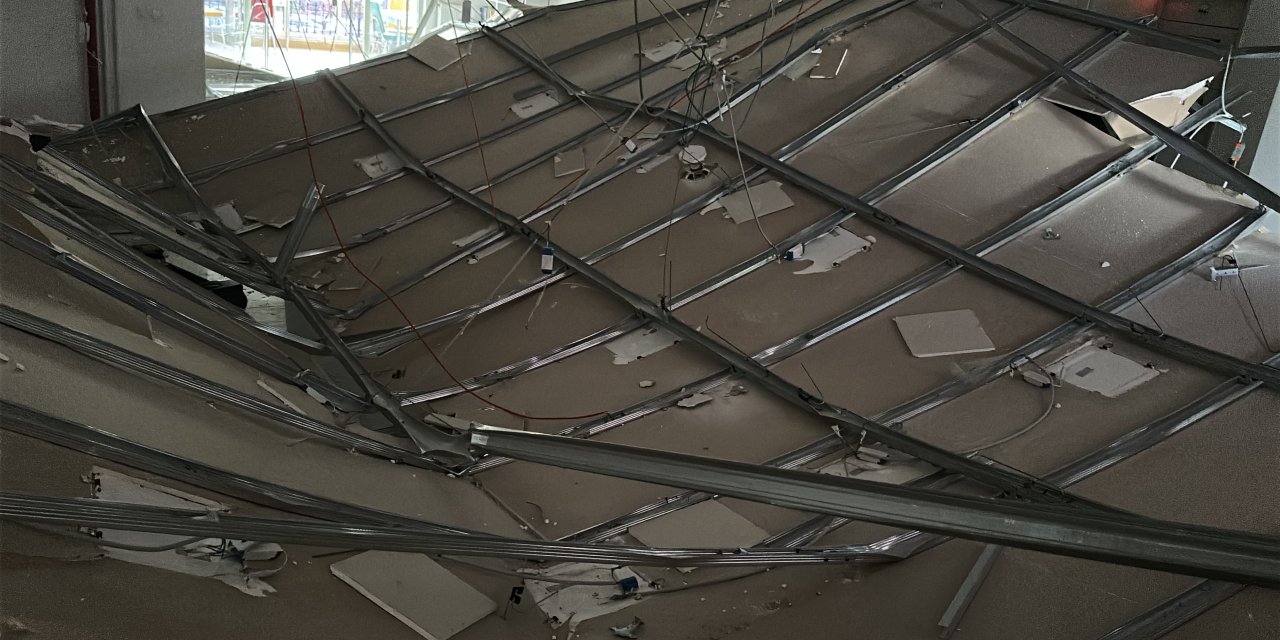 Lokalin asma tavanı çöktü