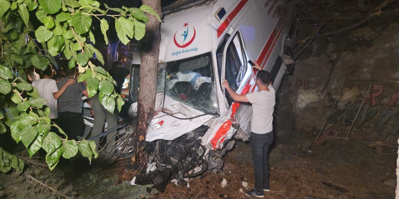 Kamyonet ile hasta nakil ambulansı çarpıştı; 5 yaralı