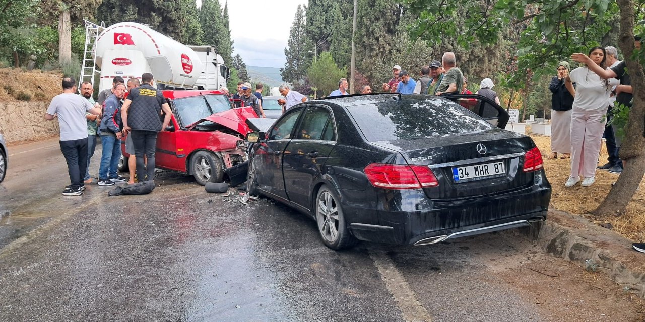 Mercedes ile Tofaş otomobil çarpıştı: 1 ölü, 4 yaralı