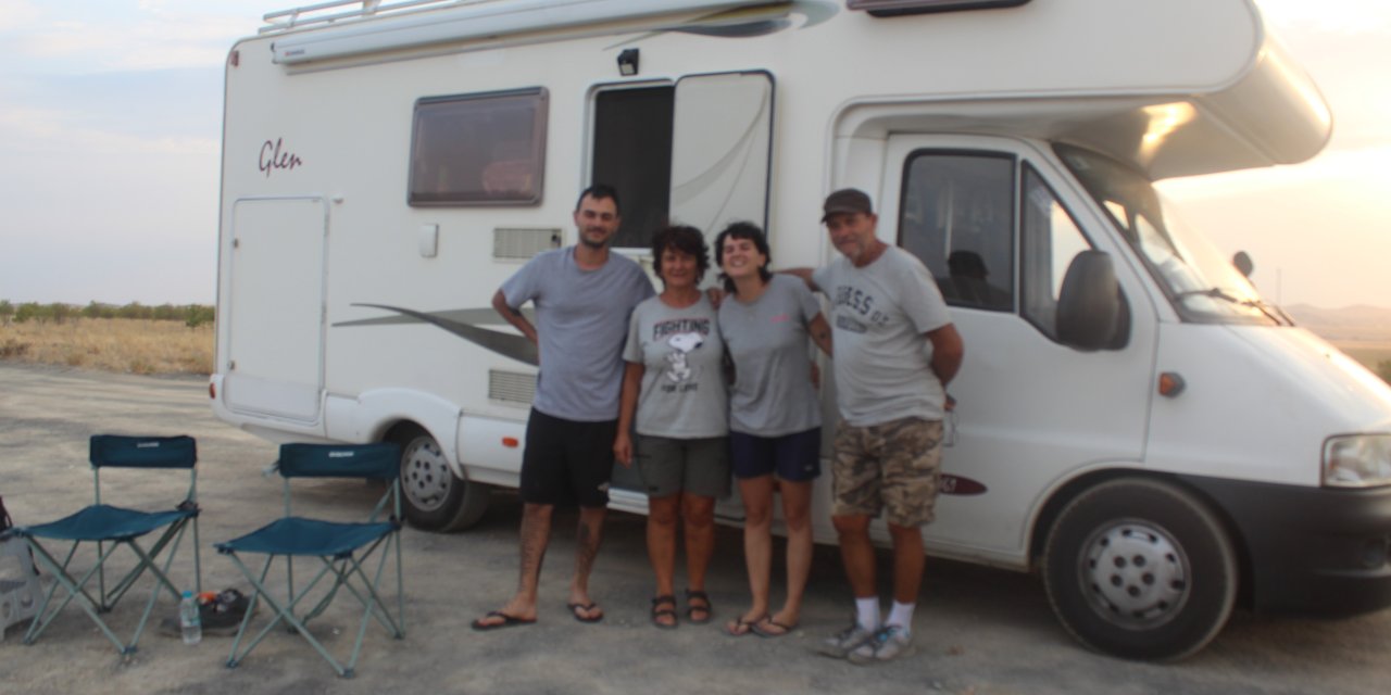 Türkiye'yi gezen İtalyan aile Meke Gölü’ne hayran kaldı