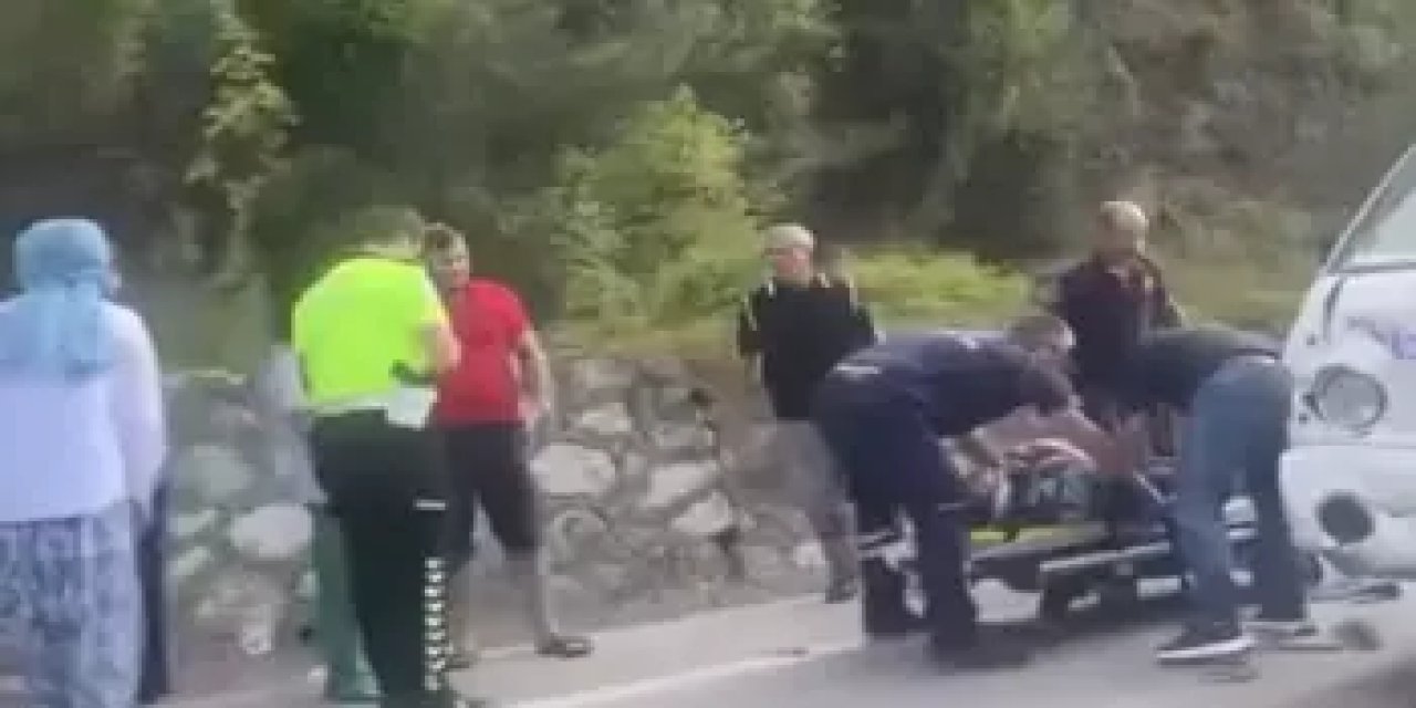 Kamyonet ile otomobil çarpıştı: 4 yaralı