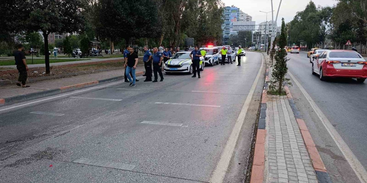 Refüje ve direğe çarpan motosikletli hayatını kaybetti