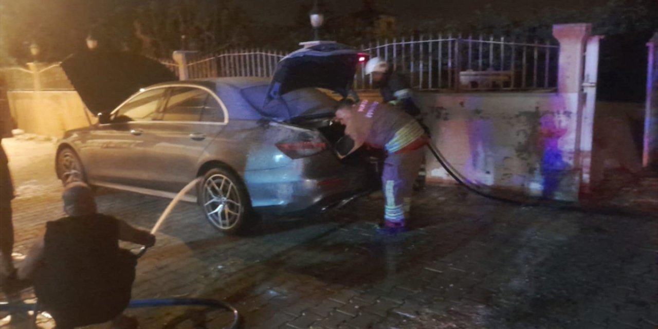 Park halindeki otomobil kundaklandı!