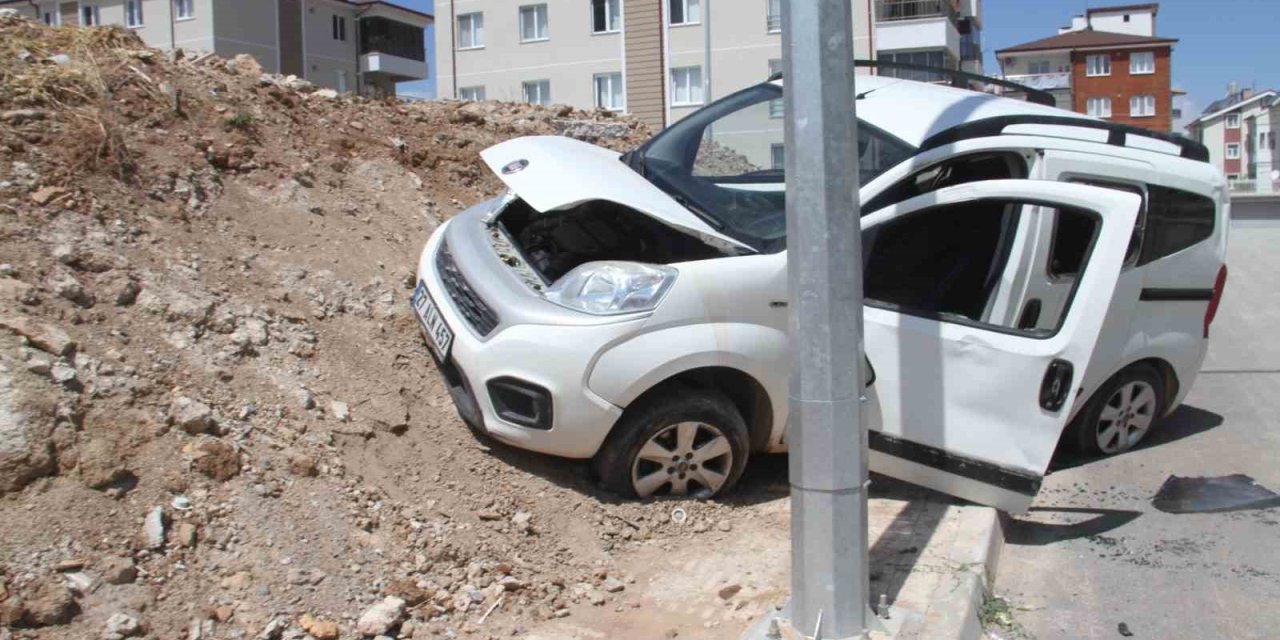 Konya'da hafif ticari araç toprak yığınına çarptı:  2 kişi yaralandı