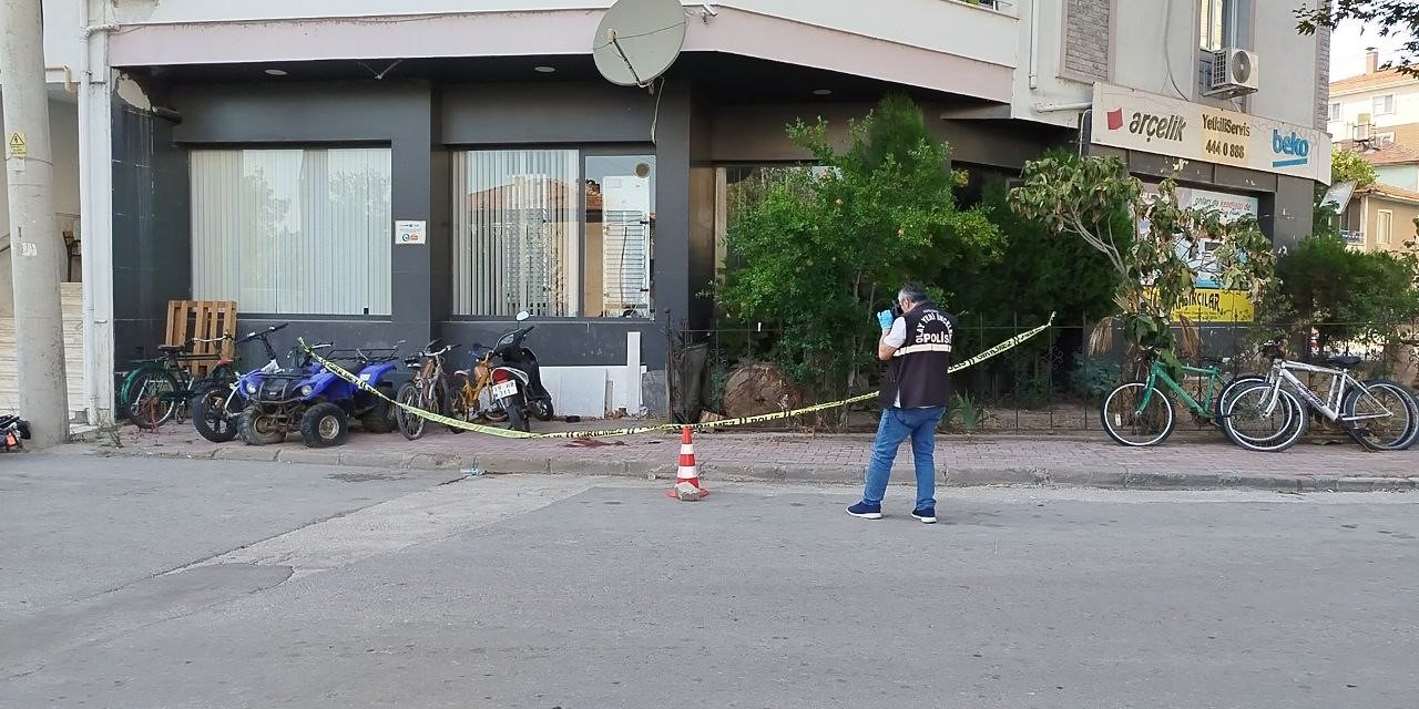 Evinin önünde tüfekli saldırıya uğradı