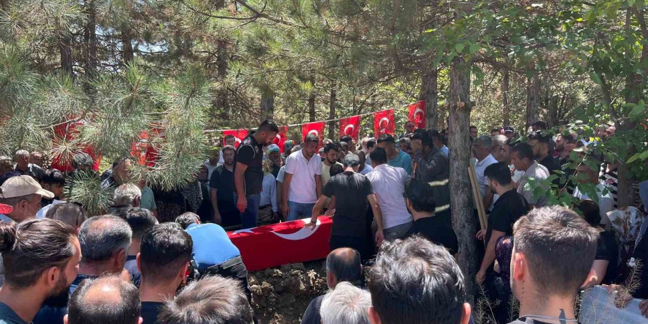 Kanser yenik düşen polis, gözyaşlarıyla uğurlandı