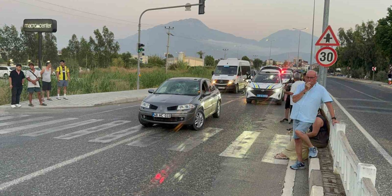 Bu kadarı da pes dedirtti! Sürücü önce çarptı, sonra kaçmaya çalıştı