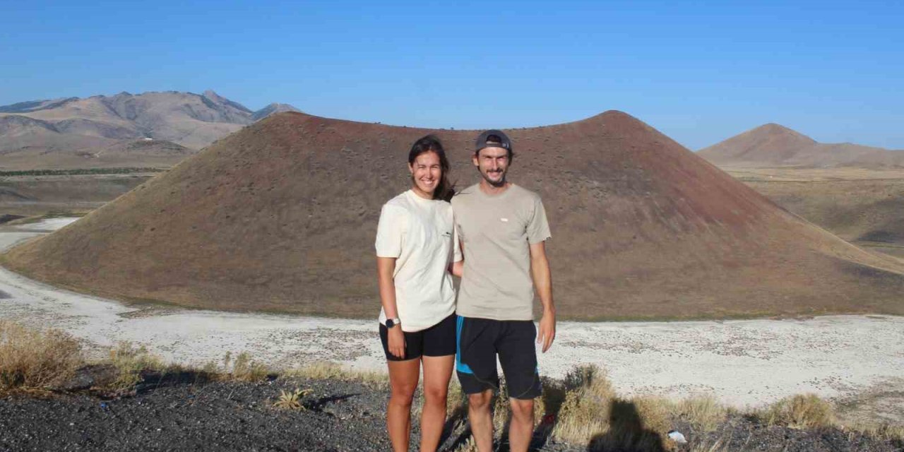 Dünya turuna çıkan çift "Dünyanın nazar boncuğunu" ziyaret etti