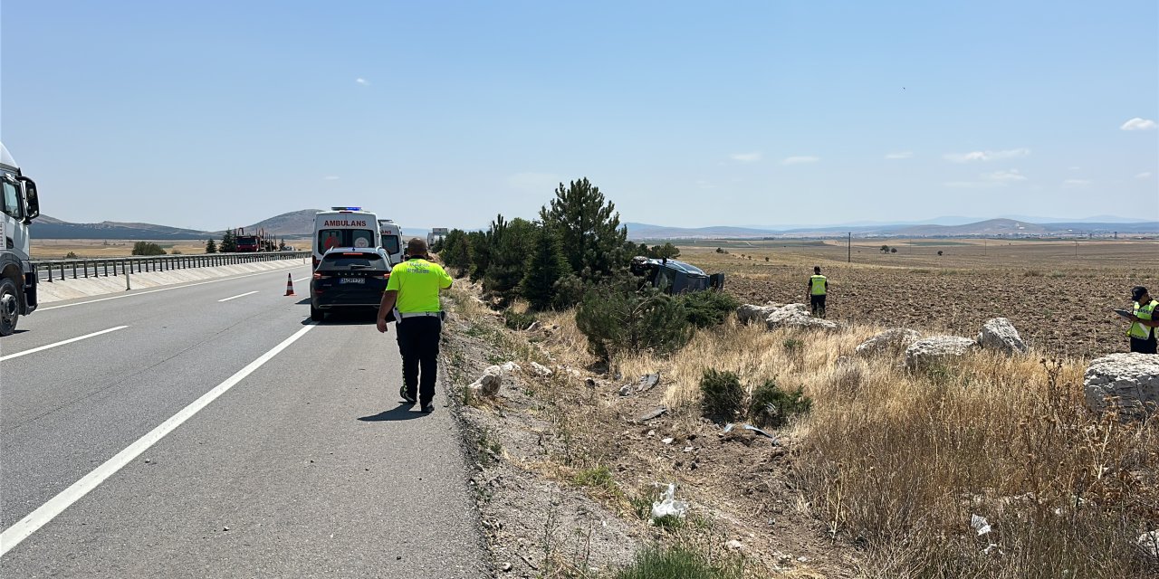 Lastiği patlayan hafif ticari araç tarlaya uçtu; 4 yaralı