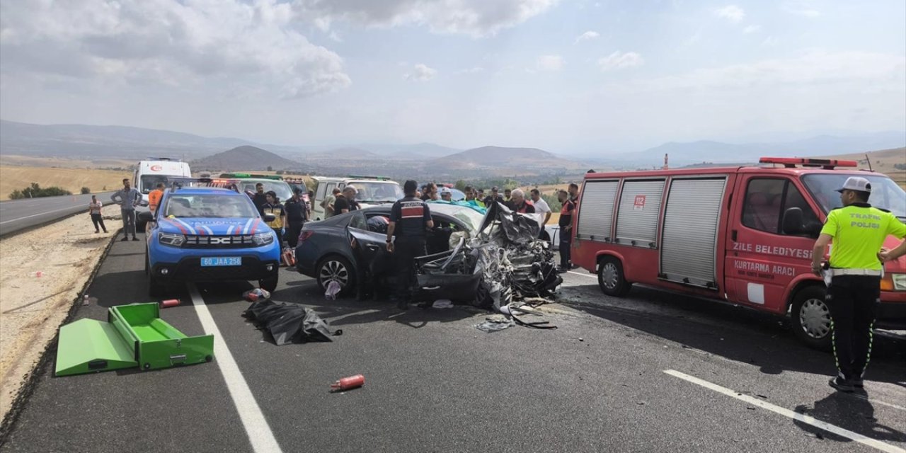 İki otomobil çarpıştı... 4 kişi öldü, 2 kişi yaralandı