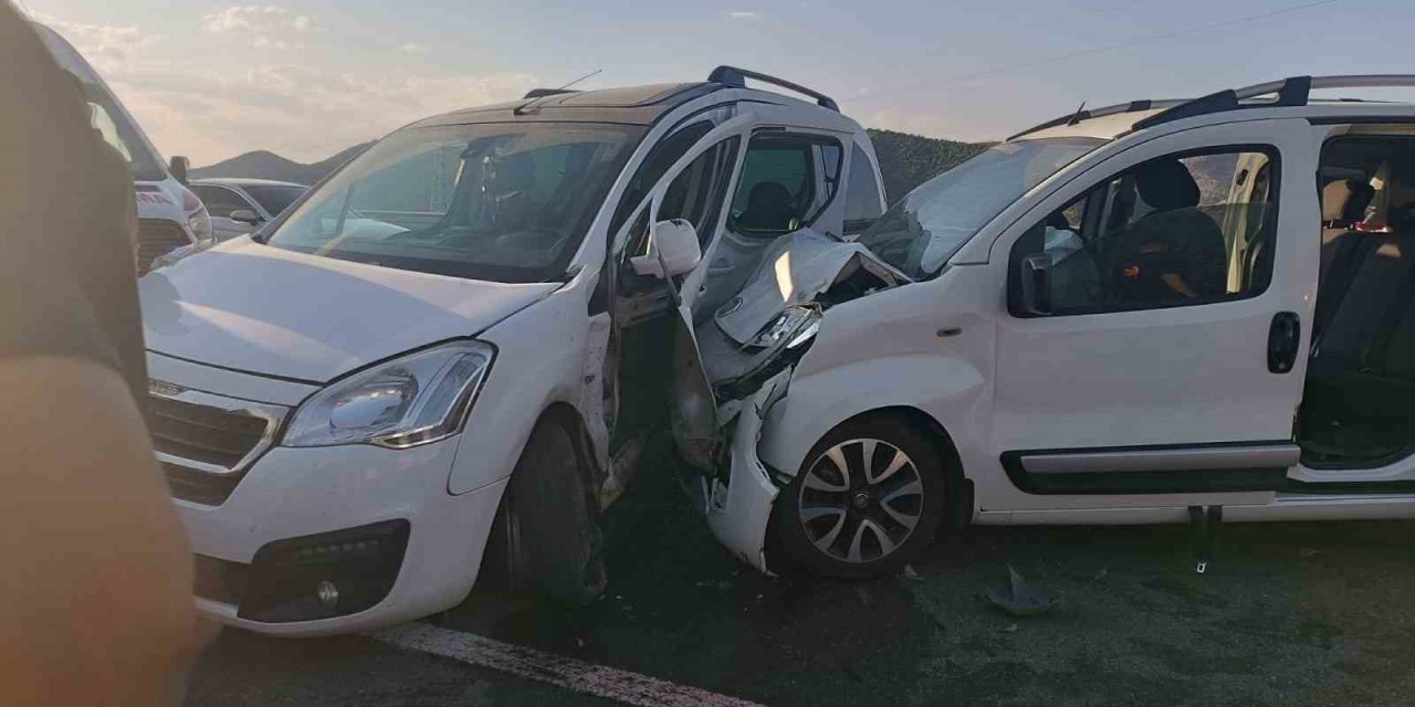 İki hafif ticari araç çarpıştı: 11 yaralı