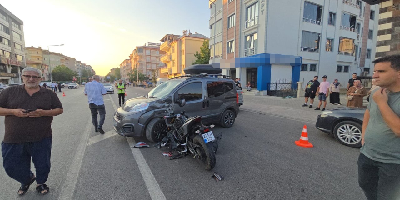 Motosiklet, hafif ticari araca çarptı: 3 yaralı