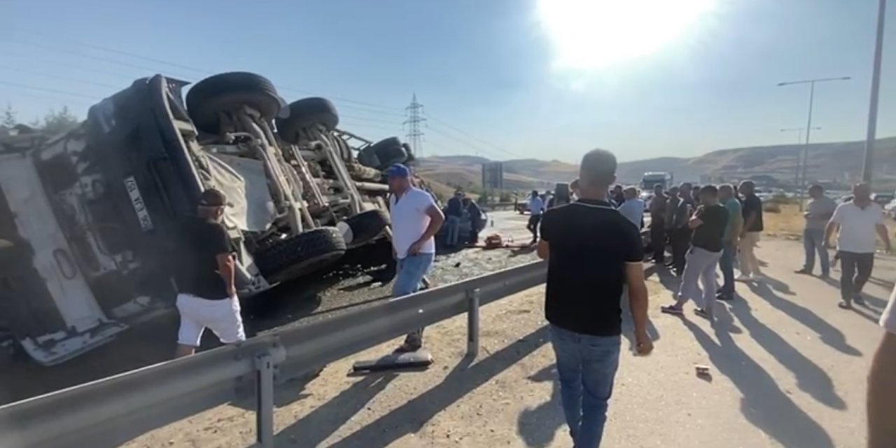 Beton mikseri otomobilin üzerine devrildi; 6 yaralı