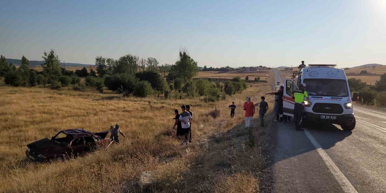 Takla atan otomobil tarlaya uçtu: 1’i ağır 5 yaralı