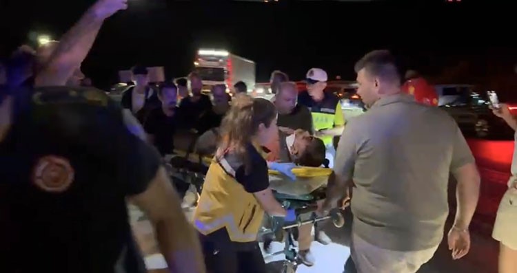 Kamyon şarampole yuvarlandı, sürücü araçtan fırladı