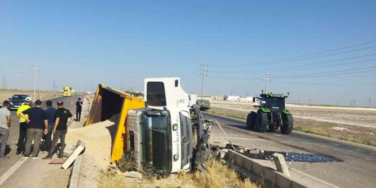 Konya'da kamyon refüje devrildi