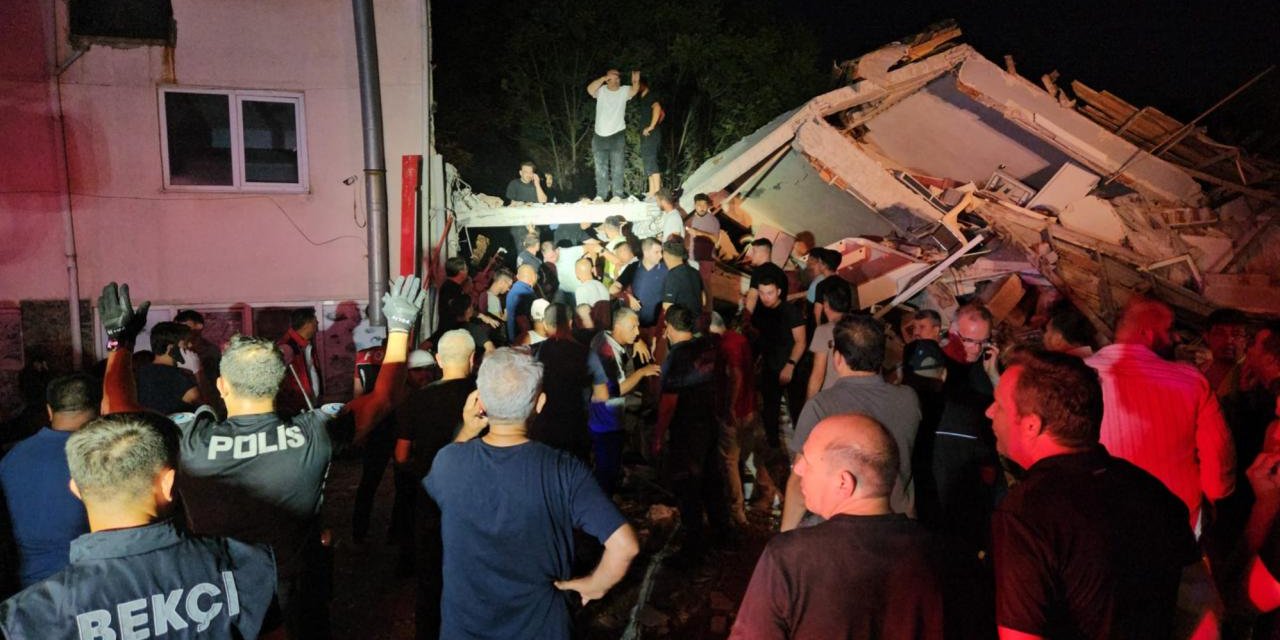 Depremde yıkılan binadaki 5 vatandaş kurtarıldı