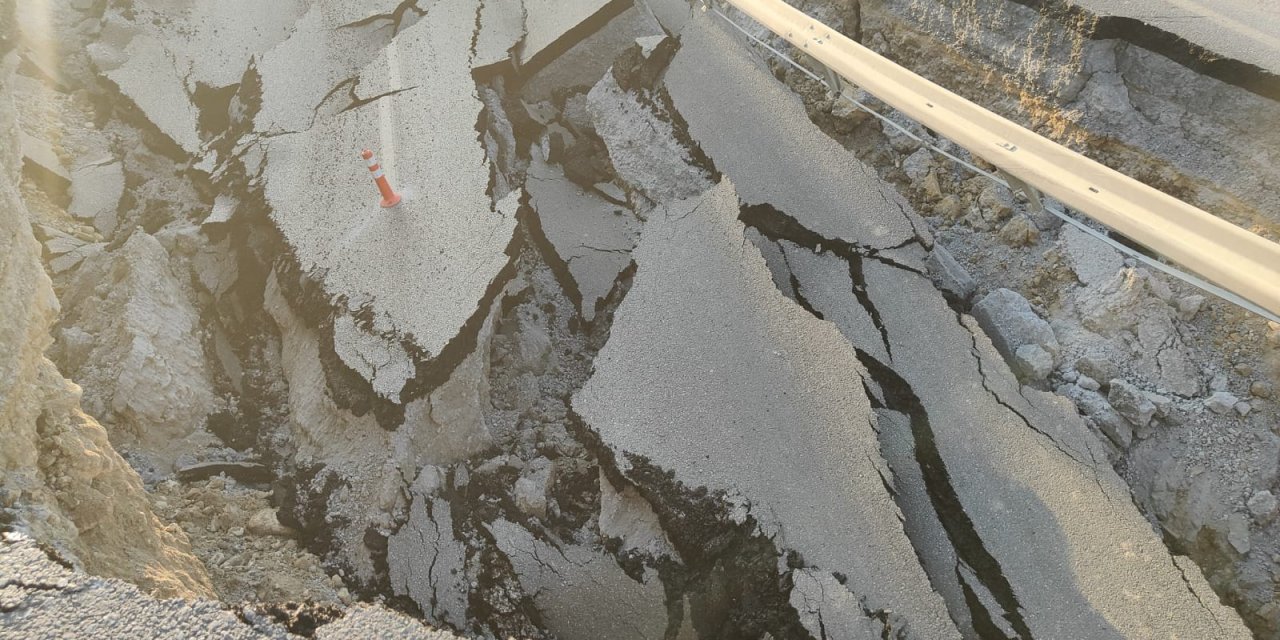 Tarla kazısında yol çöktü