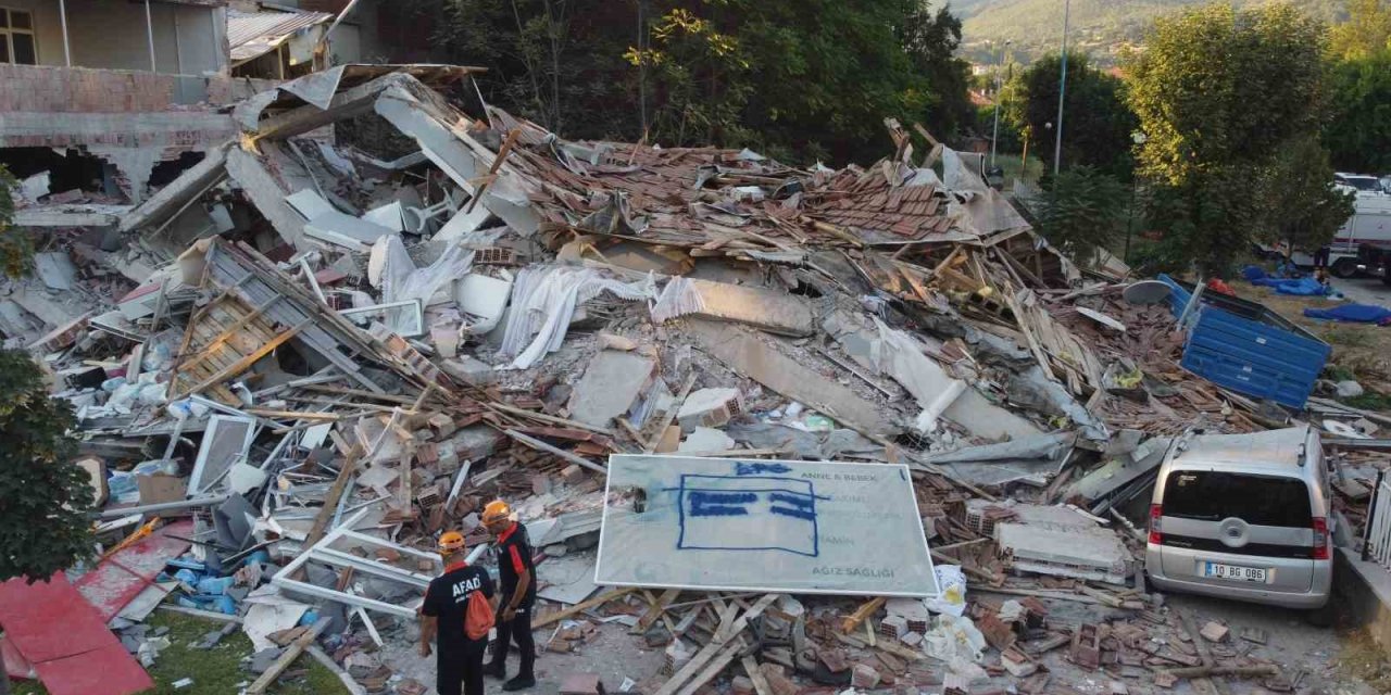 Sındırgı depreminde çöken bina sabahın ilk ışıkları ile havadan görüntülendi