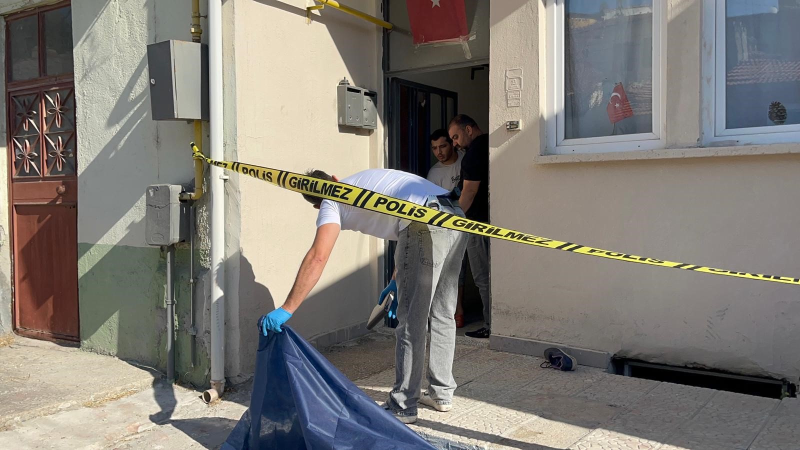 56 yaşındaki adam yaşadığı evin önünde ölü bulundu