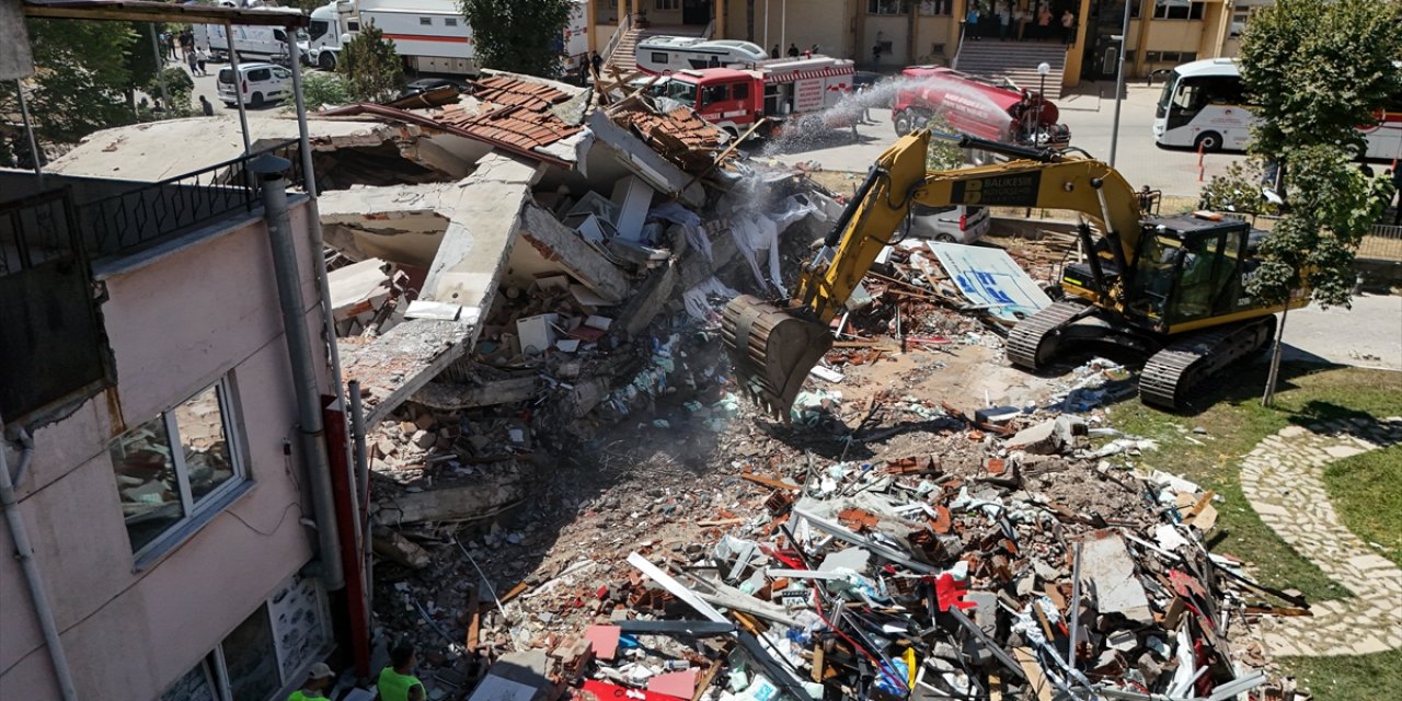 Bina sahibi ve müteahhidi gözaltında