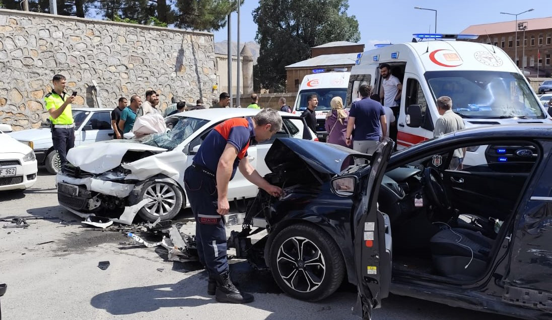 İki otomobil çarpıştı: 5'i çocuk, 10 yaralı