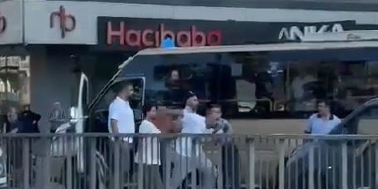 Korna çalan sürücüyü tekme tokat dövdü