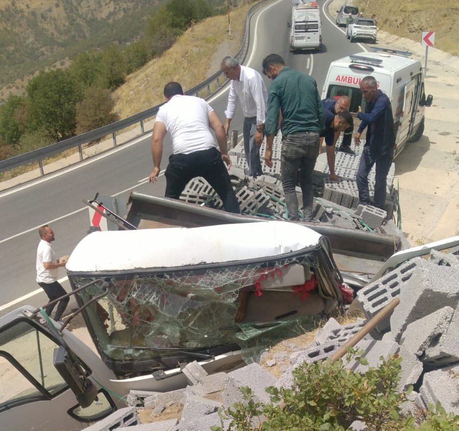 Devrilen kamyonun şoförü öldü