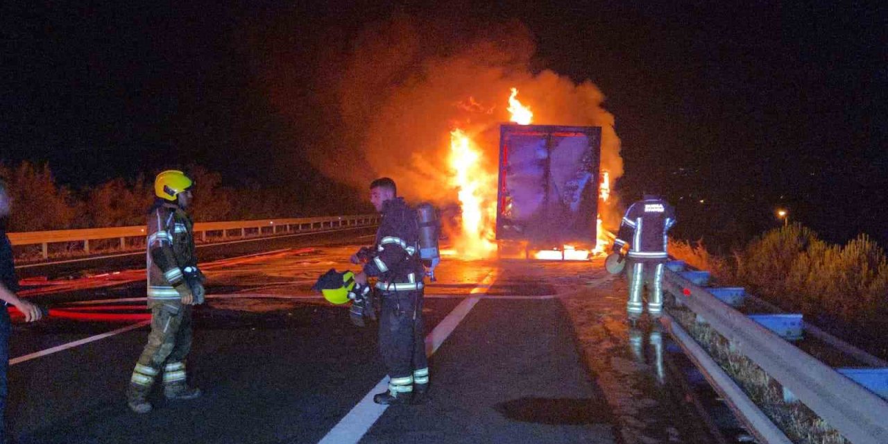 Kargo kamyonu otoyolda alev aldı