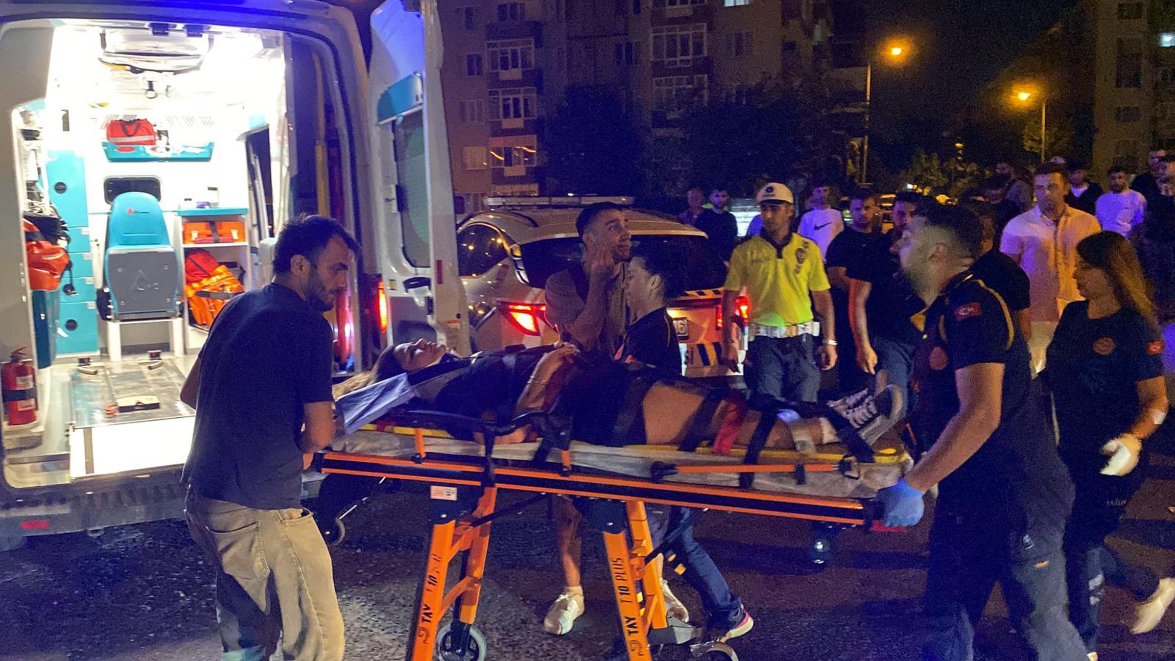 Otomobilin çarptığı 3 yaya yaralandı; 1 gözaltı