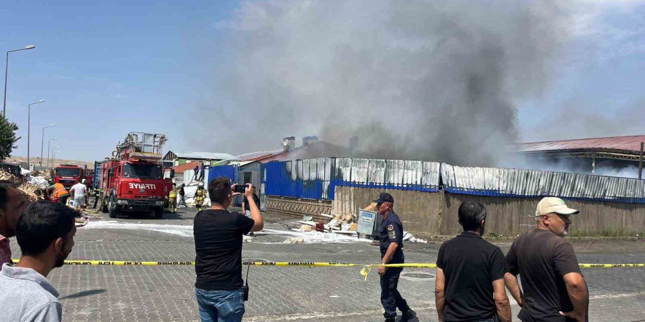 Geri dönüşüm fabrikasında büyük yangın