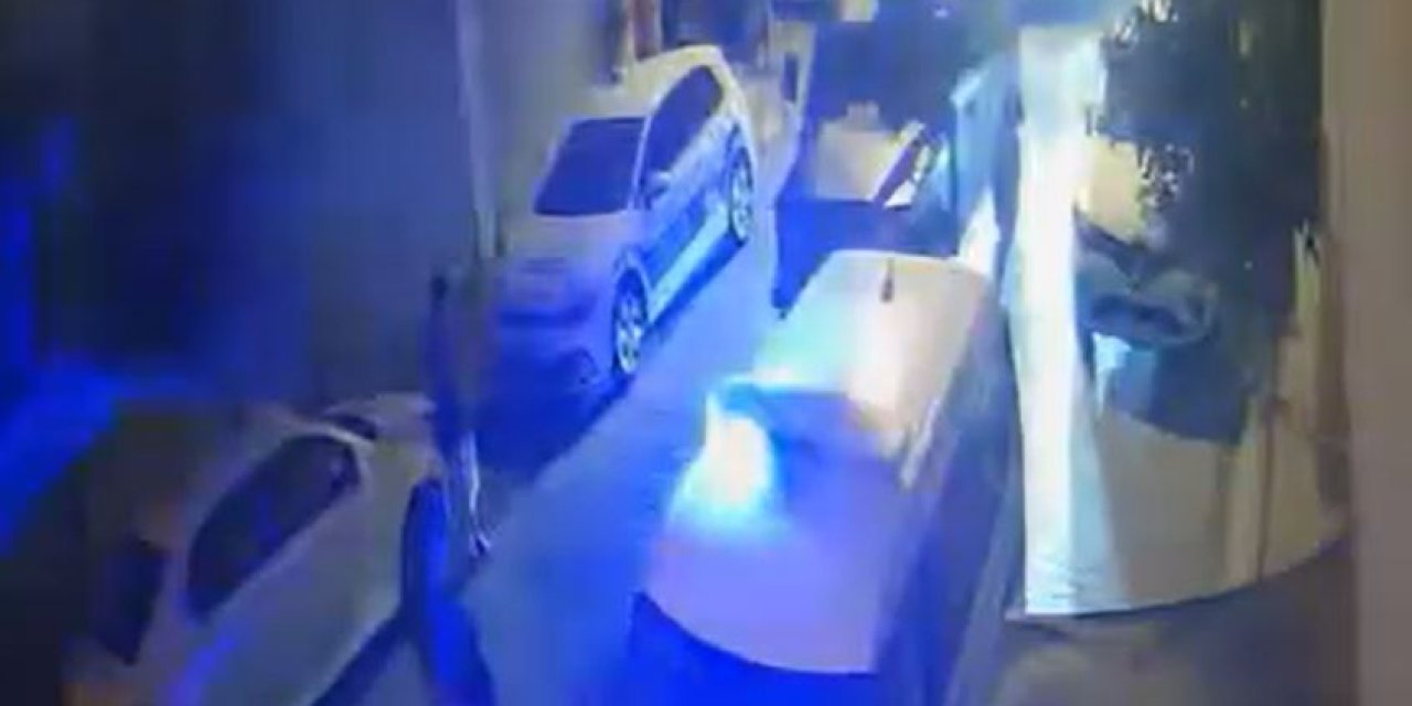 Husumetli komşular, balkonlardan çatıştı